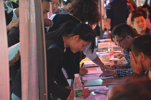 工作人员在发放宣传资料