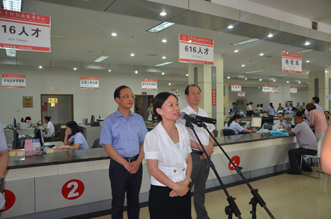 市人社局局长王娟赴雷速体育比分_jrs直播吧体育_雷速体育客户端发放人才绿卡